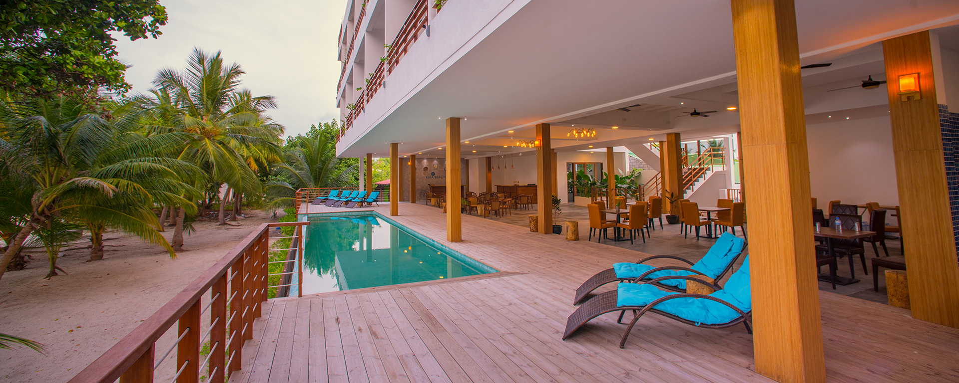 Бассейн и терраса для отдыха Kiha Beach у моря, Дхаравандху